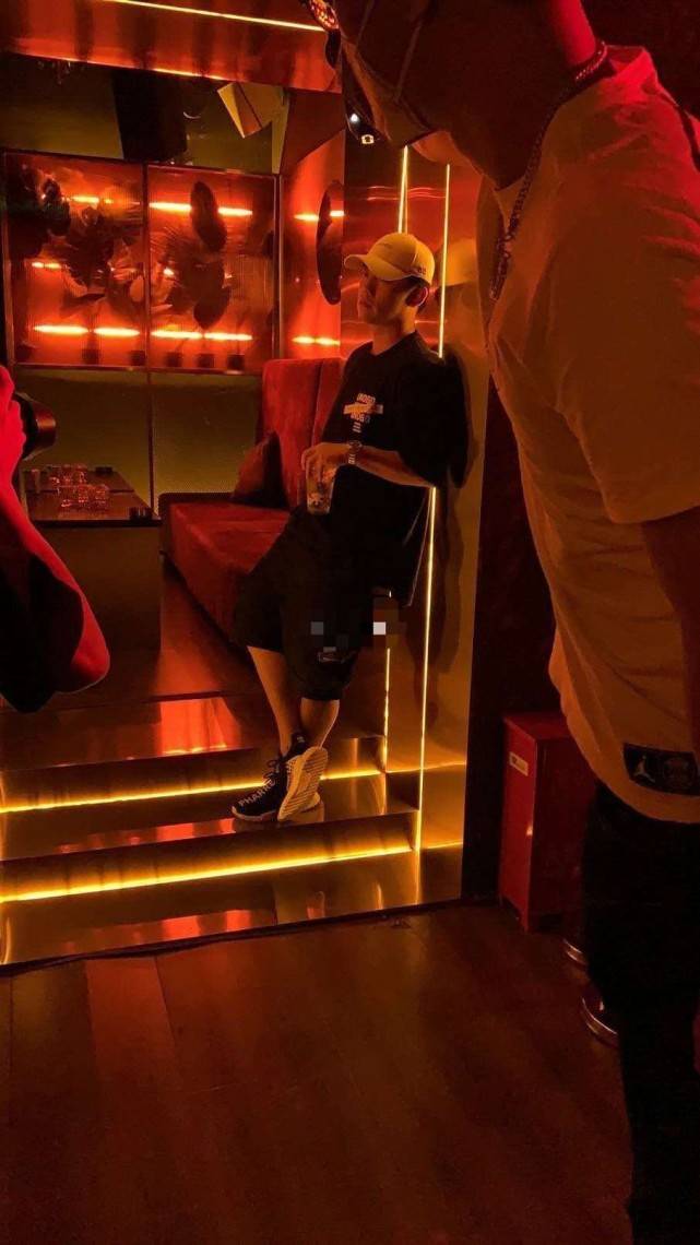 夜店风波后,郑恺陪苗苗一起逛街,郑恺紧紧攥着苗苗的手,看得出两人