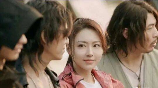 黑瞎子和哑女微笑着甜蜜望向对方