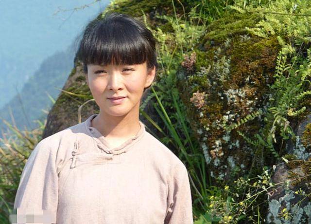 电影《爱情天梯》剧照从那之后,刘国江和徐朝清的爱情渐渐流传开来.