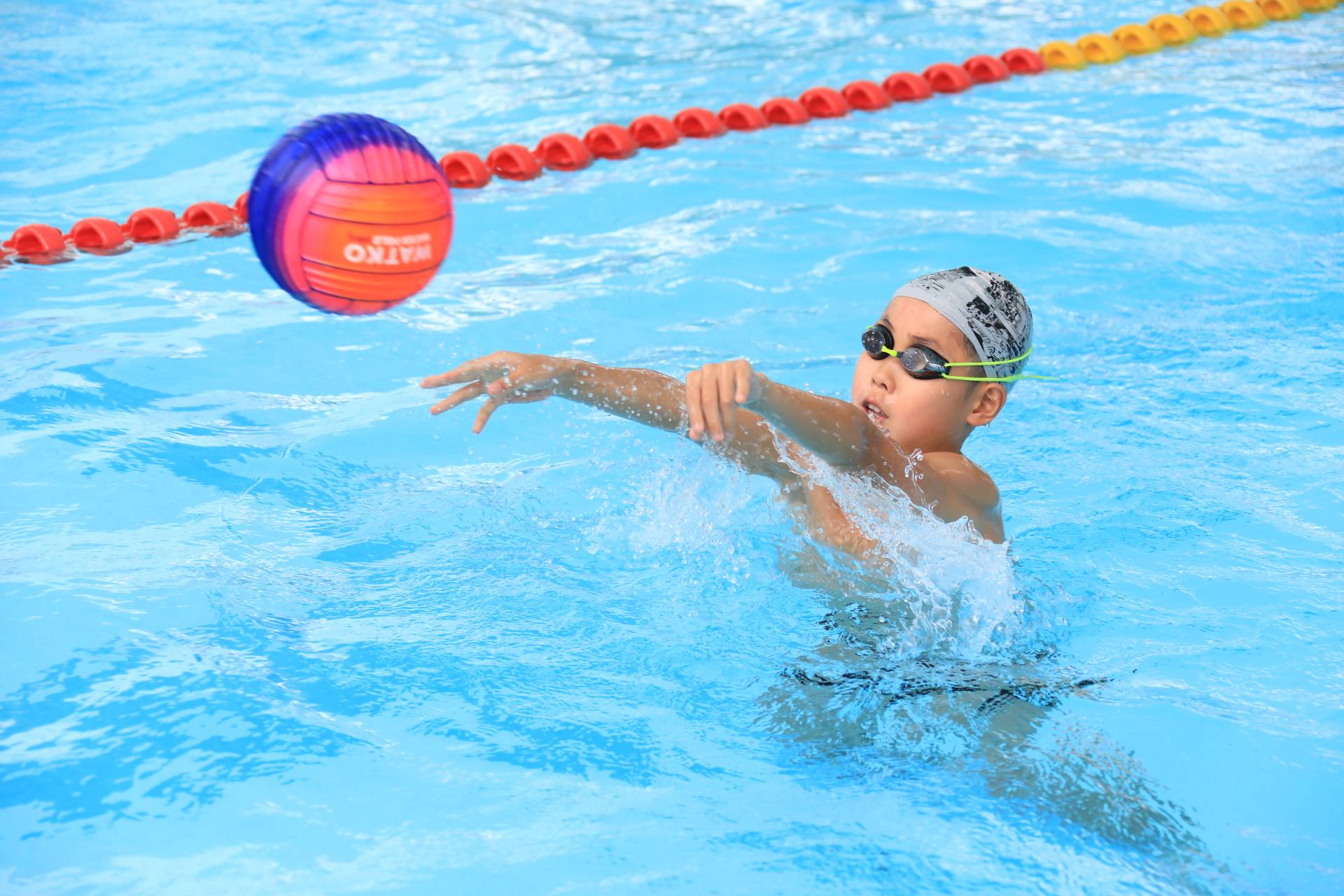 全民健身日沪上300余名泳士在虹口游泳池欢乐开赛