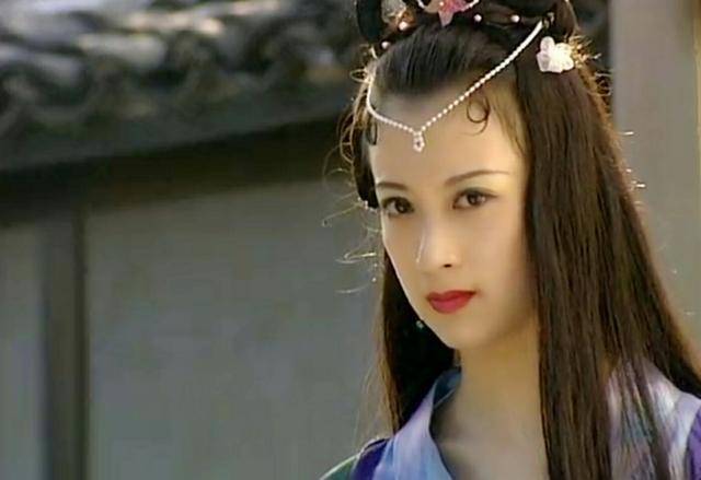 原创45岁女神金巧巧携女儿亮相女儿剃寸头像个假小子她仍风韵犹存
