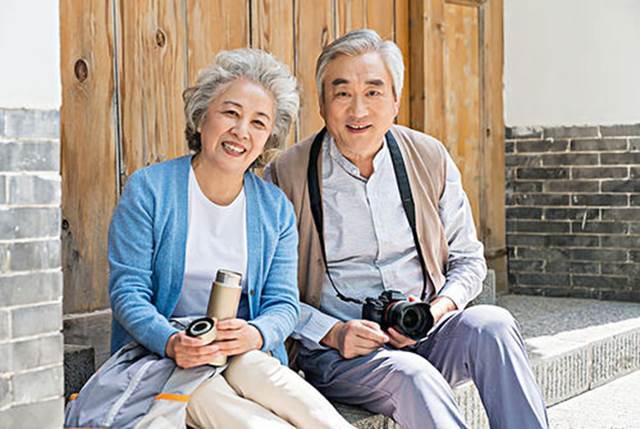 首批丁克步入晚年虽然过得挺快乐钱也够用但现实问题也来了