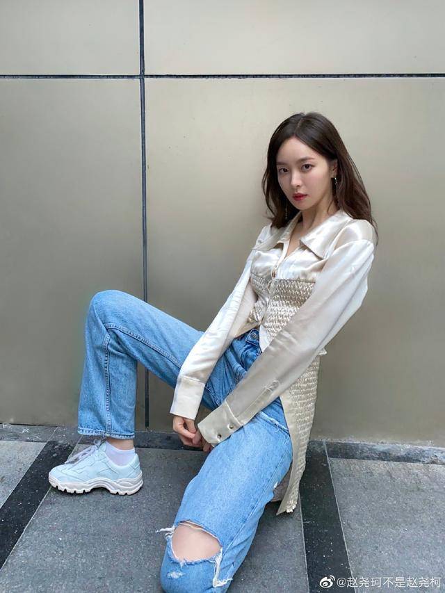 上褶皱设计,是后长的开叉设计搭配高腰牛仔破洞裤,超级显腿长的有没有