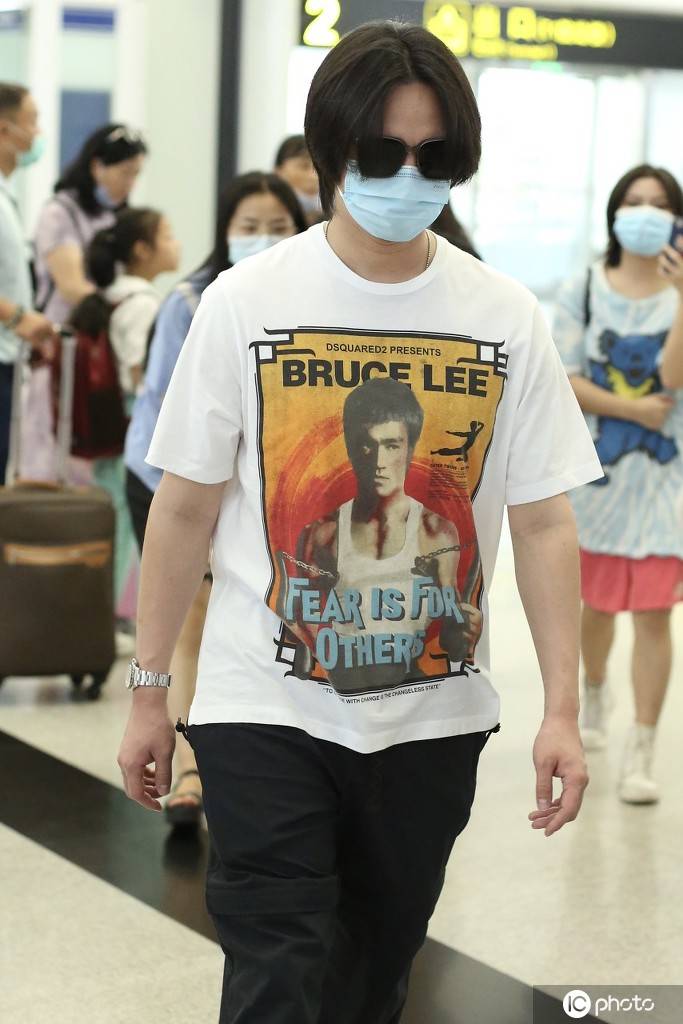 墨镜一戴谁也不爱!尹正黑白搭配打扮休闲