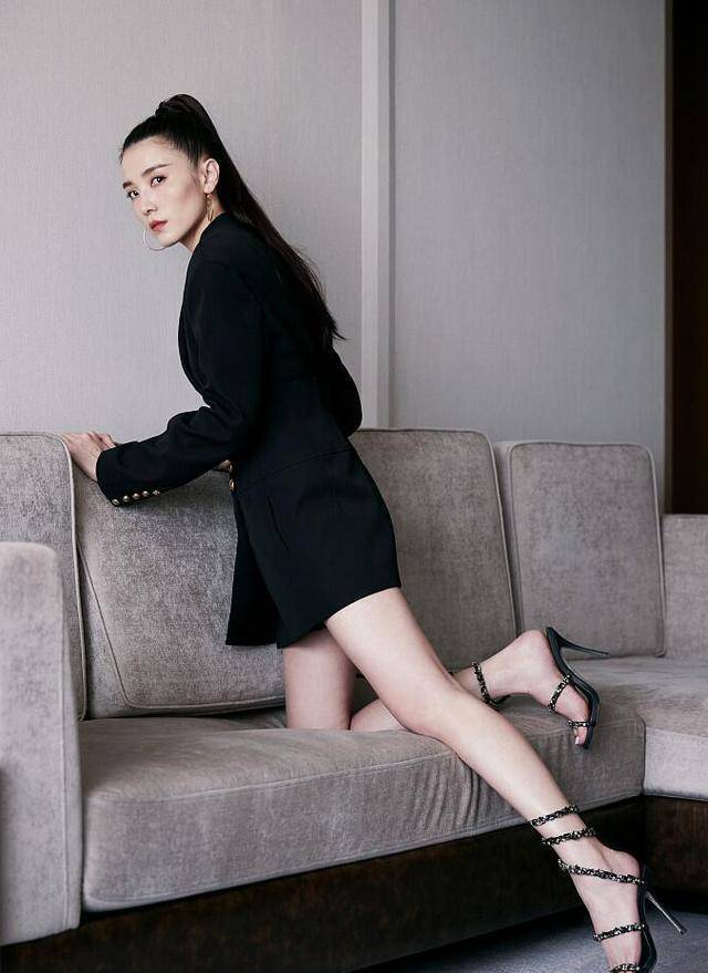 39岁宋佳太惊艳,穿黑色西装裙大秀长腿,梳高马尾利落干练