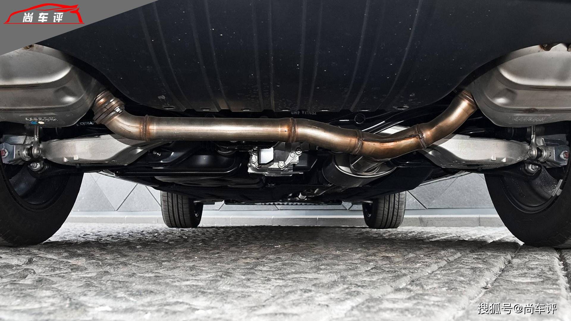 底盘方面采用前置四驱(适时四驱)驱动方式,装备多片离合器中央差速器.