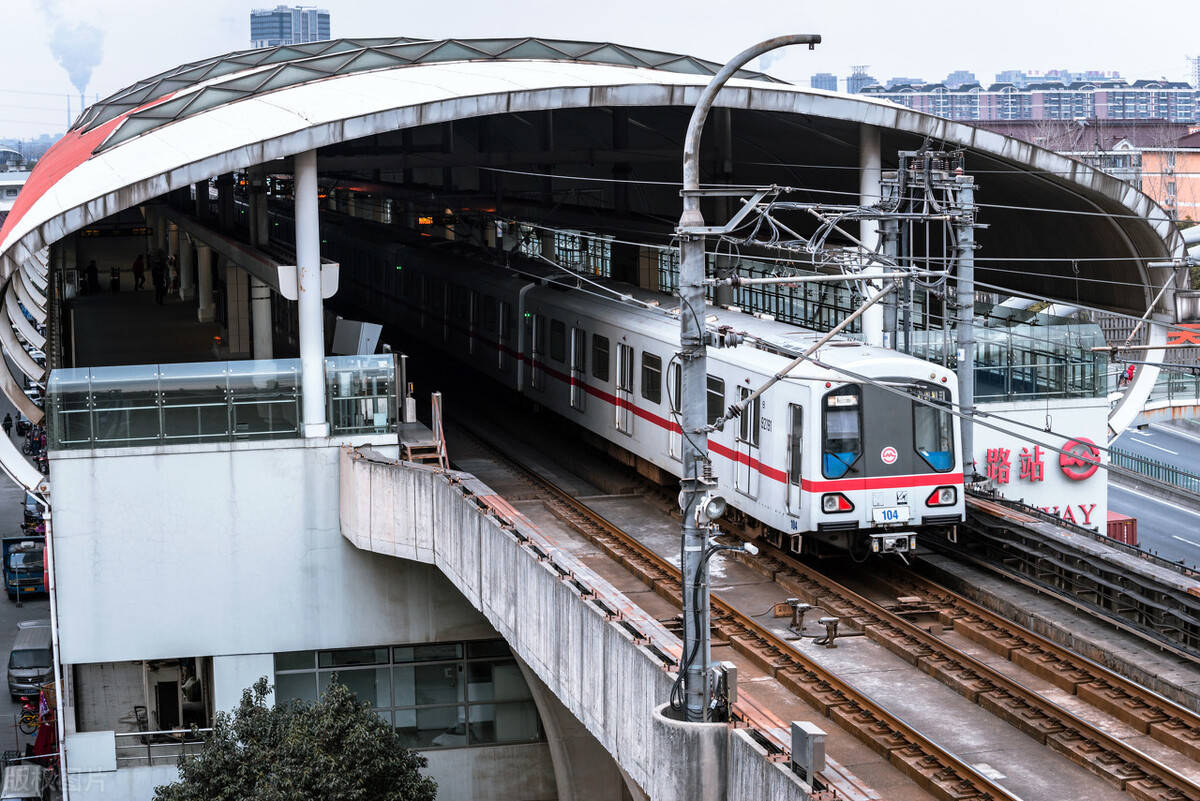 去公司上班,首先步行5分钟到公交站台,然后坐10分钟的公交车去地铁站