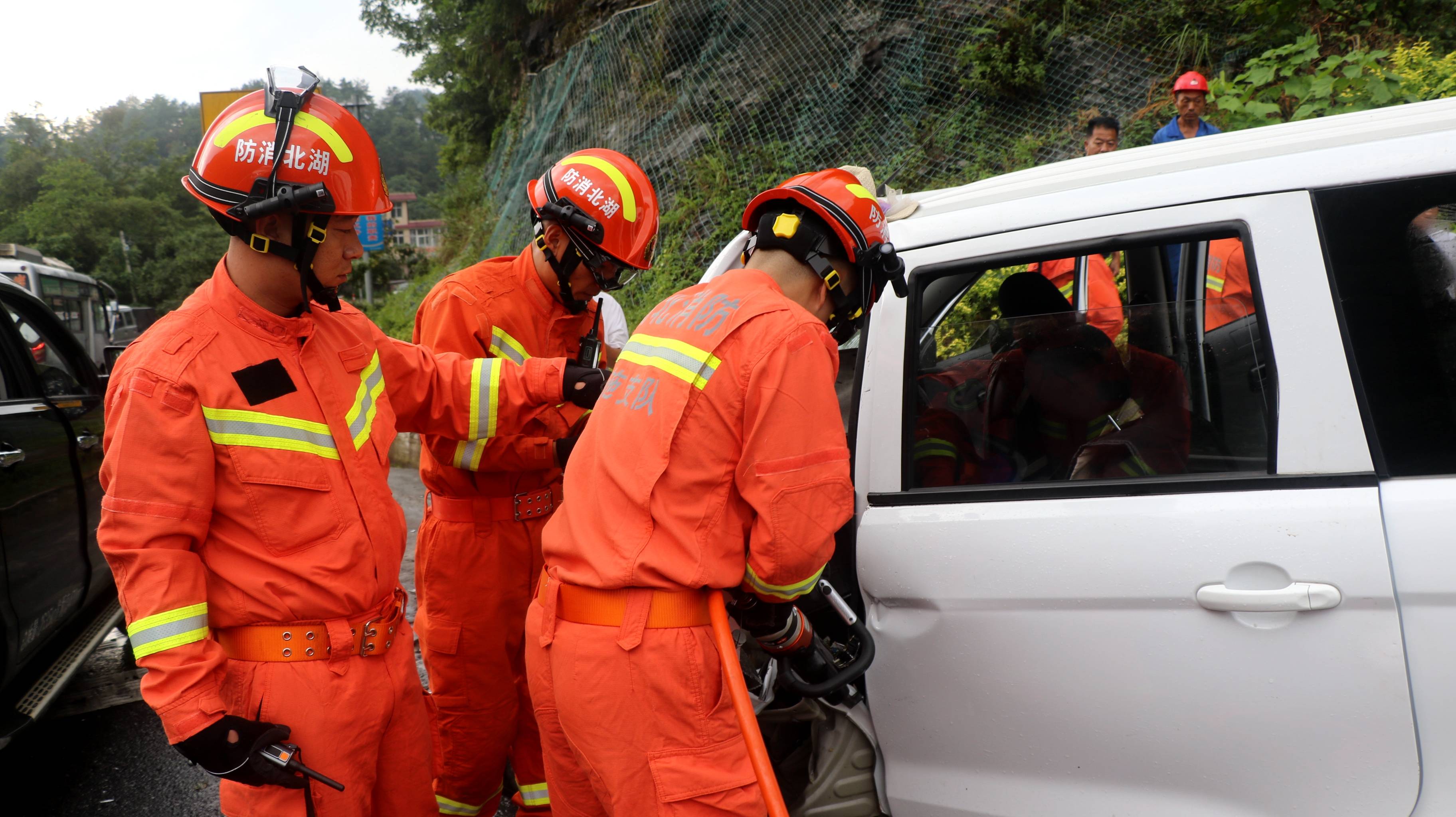 湖北咸丰:两车相撞六人受伤被困 消防紧急救援_进行