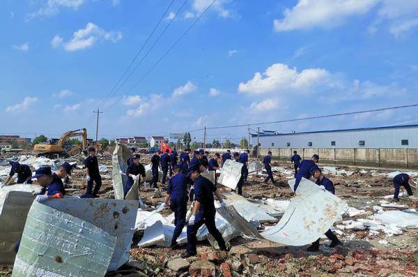 河南消防员冒雨抢救鹅舍助灾区扶贫企业复产