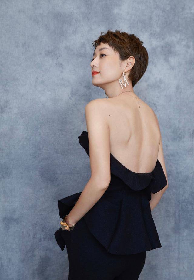 马伊琍这件抹胸连衣裙非常有心机,腰间的金属铆钉腰带打破了黑色裙子
