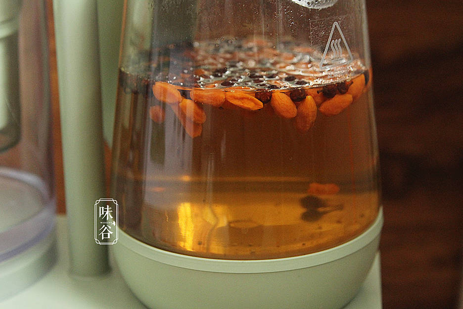 五味子枸杞茶就泡好了,有兴趣的小伙伴不妨也在家尝试做下,男女老少皆