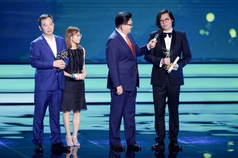“白玉兰”奖项揭晓 郑晓龙点赞评奖不受干扰