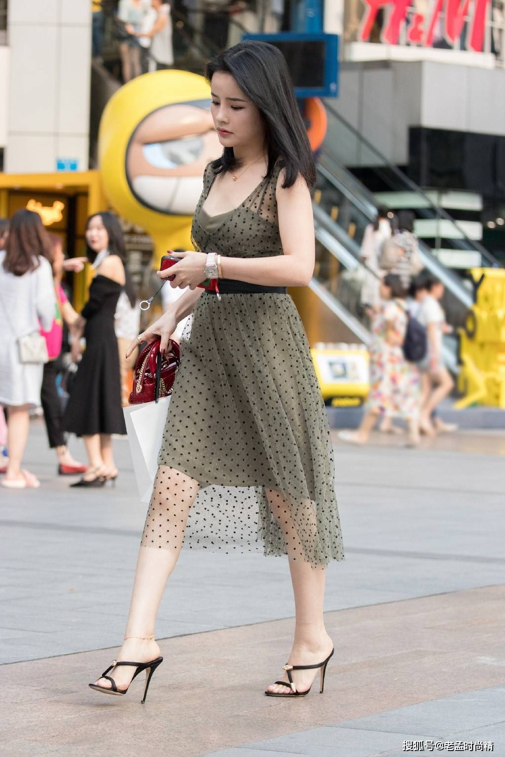 街拍:气质女生穿时尚裙装, 雅致又高级, 轻松展现出了靓丽出众的美