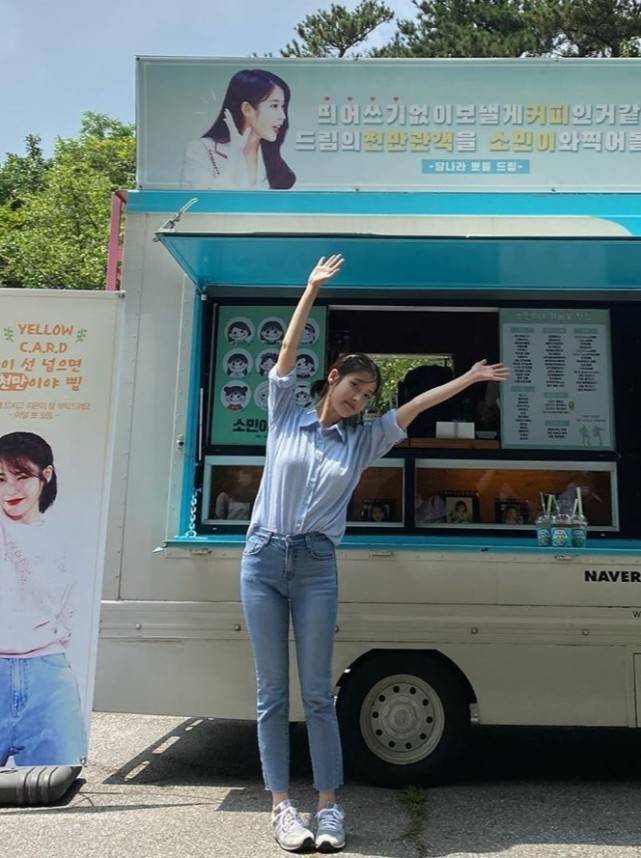 李知恩的少女感绝了穿条纹衬衫牛仔裤青春靓丽只有18岁吧