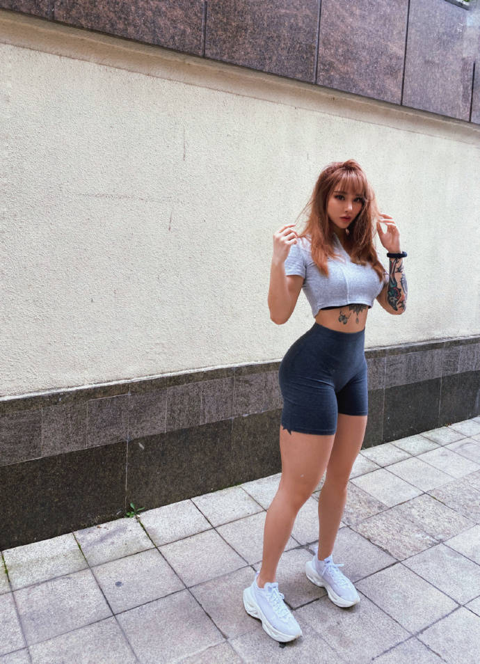 原创美臀达人宋昱欣,五分无痕健身裤,展现粗腿魅力