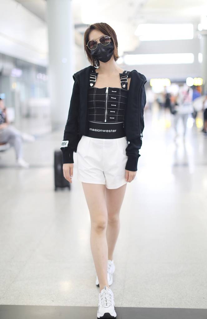 蓝盈莹黑超遮面穿超短裤秀美腿 外套滑落半露酥肩