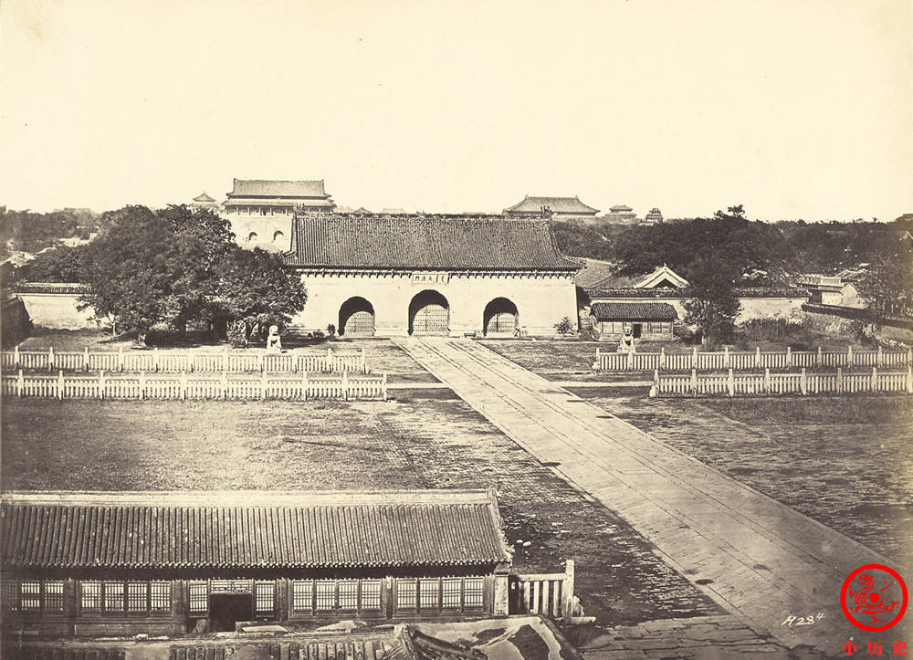 原创紫禁城最早的照片皇帝逃走城台斑驳不堪门前荒草萋萋