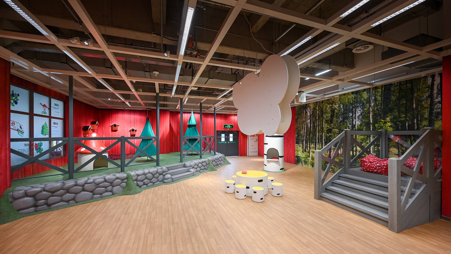 作为家庭友好型商场,宜家青岛商场设有斯马兰儿童乐园,面向4-6岁且