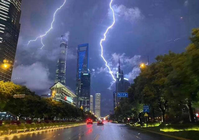 惊艳:上海明珠塔广东广州塔双双都被闪电劈中了
