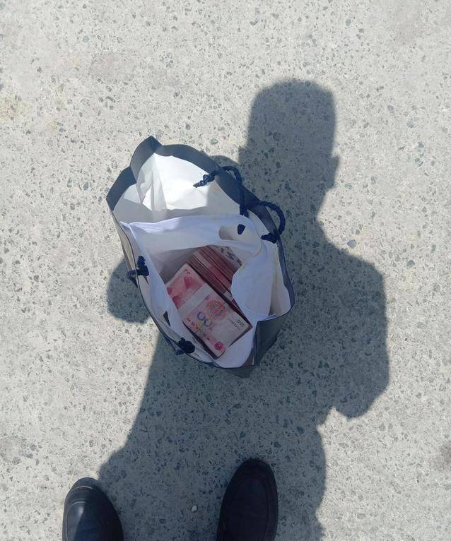 男子将13万现金扔垃圾桶,物业管家2小时紧急追寻,庆幸完璧归赵