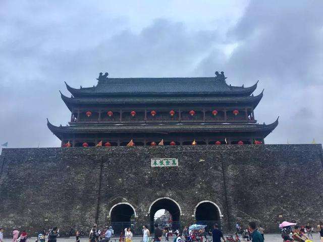 原创这个古镇,有"千里长淮第一大镇"称誉,虽斑驳不堪但游客很多