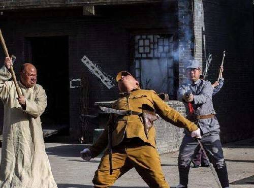 找到了乐趣,比如说他在演日本太君时都会研究这个反派角色的走路姿势