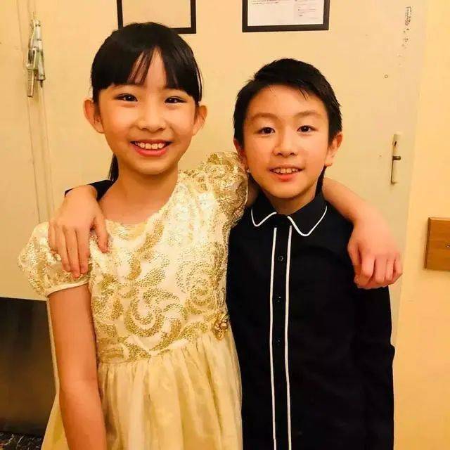 你敢相信这古典旋律出自新加玻华裔小小提琴家蔡柯宜之手?