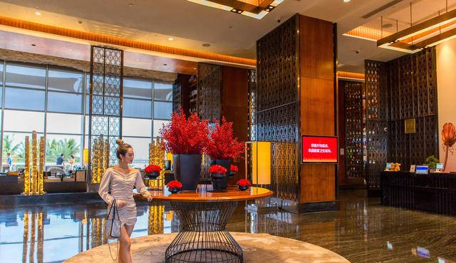 不一定去三亚,在海口华彩华邑就有五星海景度假酒店品质,美食物美价廉