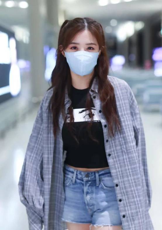 原创30岁张含韵也太少女了吧,扎双马尾穿格子衬衣,侧颜真的太像杨幂