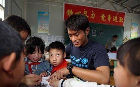了希望小学的许多孩子到现场,谈论他们的未来前景以及对古天乐的感谢