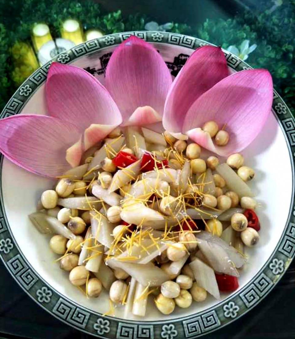 其实在荷塘中不止荷花可以入菜,荷叶的新做法也是不亚于任何一个菜品.