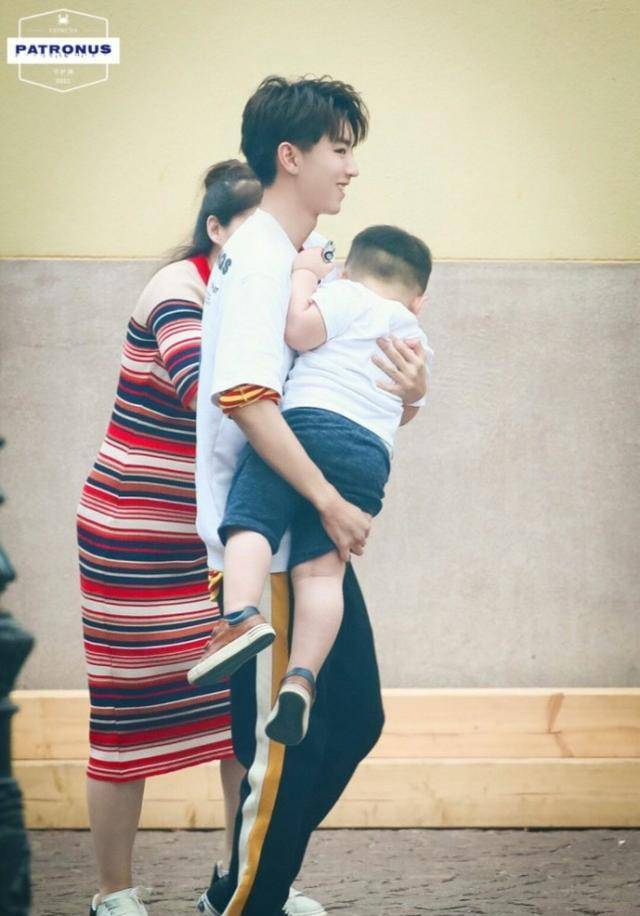 三小只的抱娃成长史王源越来越顺手而王俊凯一直不会抱