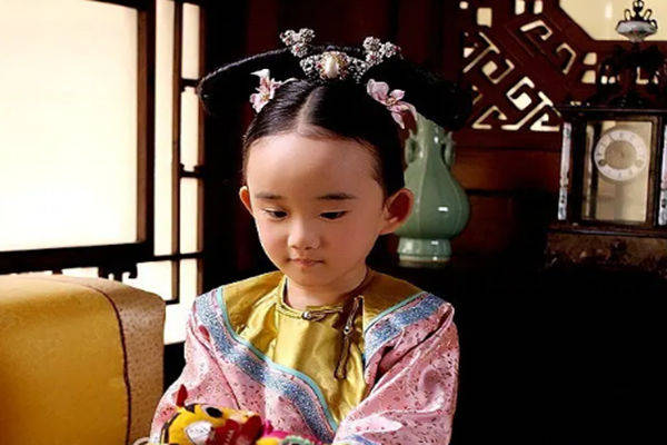 订阅 在《甄嬛传》中,雍正作为一个皇帝却膝下福薄子嗣很少,胧月公主