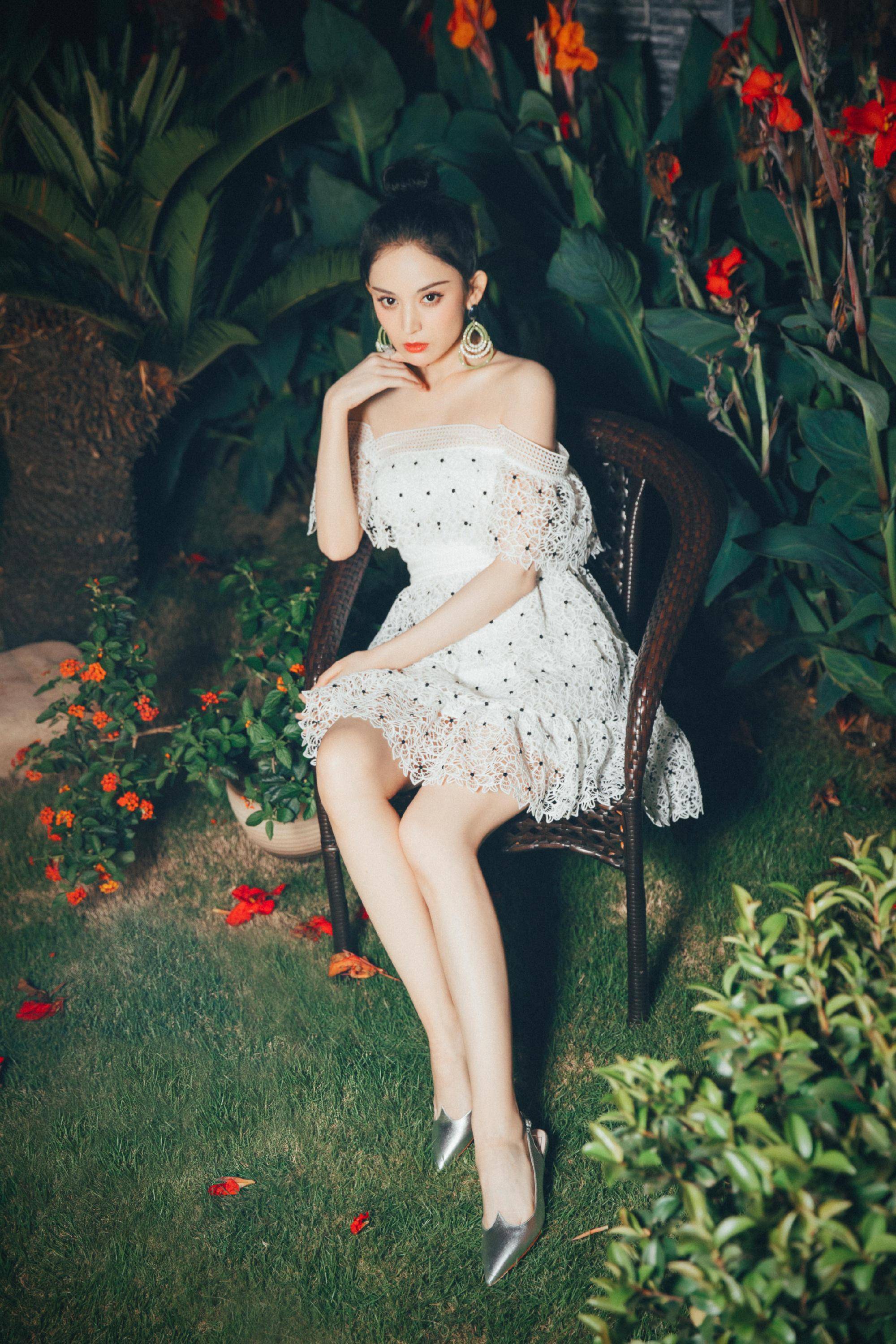 古力娜扎晒对镜自拍照针织衫搭配背带裤减龄又吸精少女感爆棚