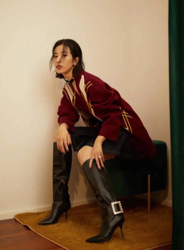 原创周雨彤为显腿长25岁学00后玩下衣失踪秀出漫画腿无敌撩