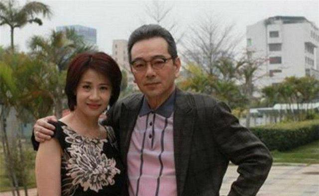 著名演员张晨光为了娶她,连续送4年玫瑰,所有房产都在老婆名下_妻子