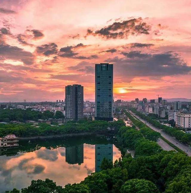 以工业而旺,以高新技术产业为亮点,建有共青大学城,入驻了南昌大学