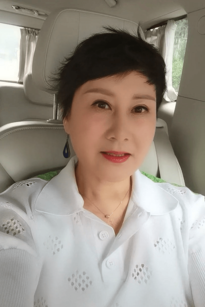 原创国民丈母娘张凯丽罕晒近照嫁地产大亨生活滋润23岁女儿美到意外