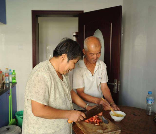 原创家有长寿老人是儿女的福气还是祸?3位70岁老人哭诉:快熬不住了