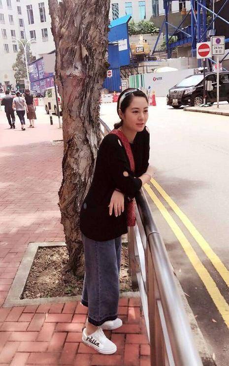 粉t配短裤玩下衣失踪,这时尚感绝了_毕畅