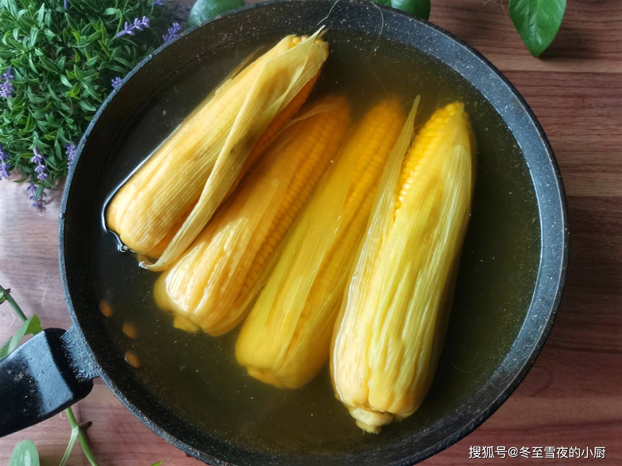 煮苞米的实用小技巧,煮时加入1勺它,玉米熟得快,营养吸收好