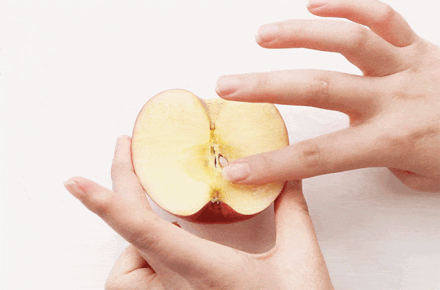 30分钟后,可以看到苹果的左瓣已经干瘪,发褐而涂抹了胶囊精华液的右瓣