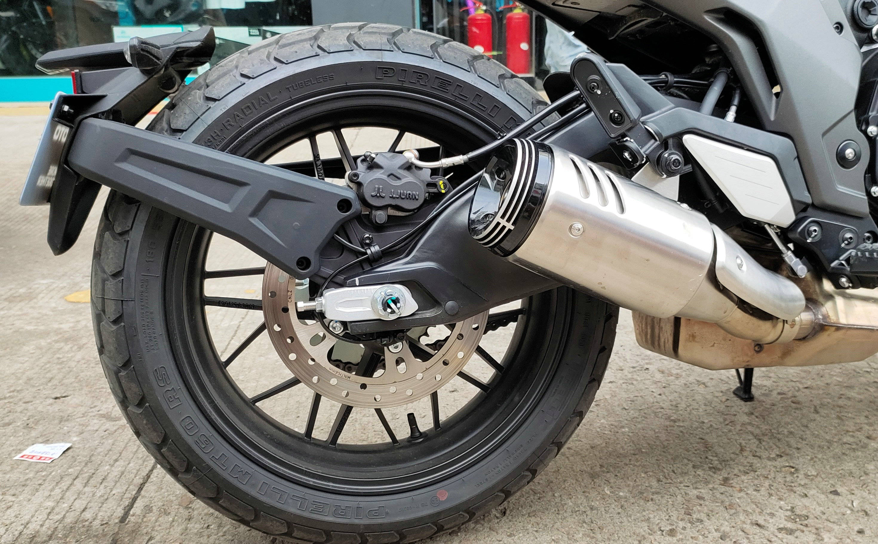 后制动规格为260mm单盘 西互双活塞辐射卡钳,后刹车的水准应该没有人