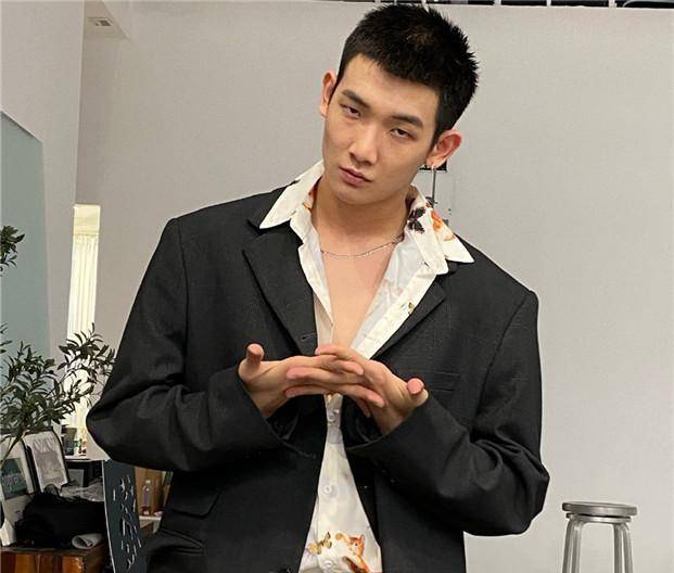 他的变装视频外,最主要的便是他的"乌龙院美男团"朋友:灵活树懒黄玉杰