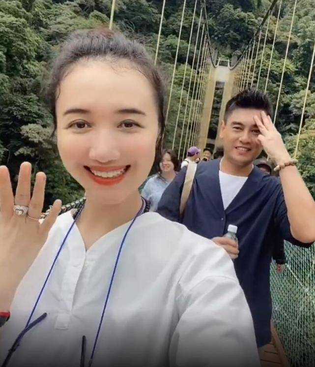 原创朱孝天不生孩子后,与妻子韩雯雯晒婚戒秀幸福,吊桥上调皮吓老婆