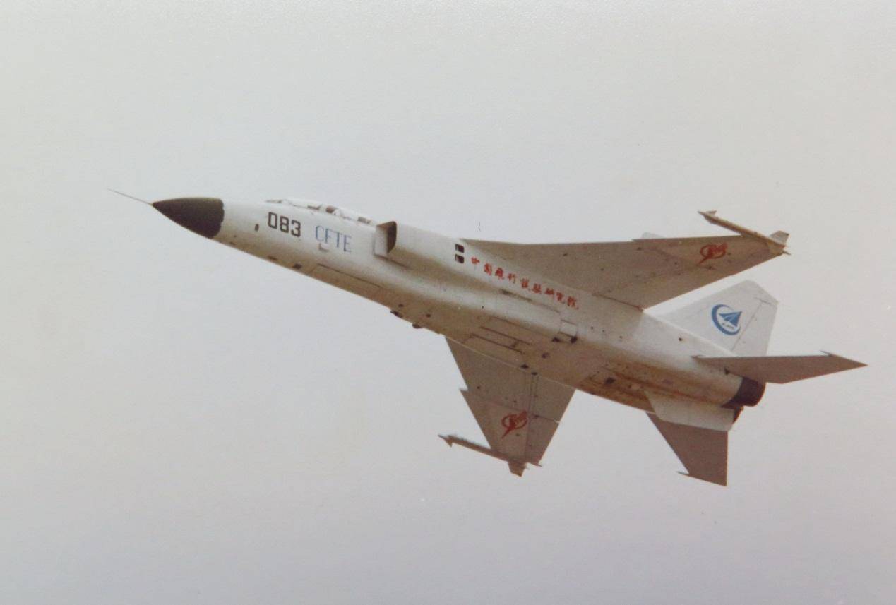 图片:98年航展上的老飞豹如果"飞豹"上舰,除了气动布局要调整外,最大