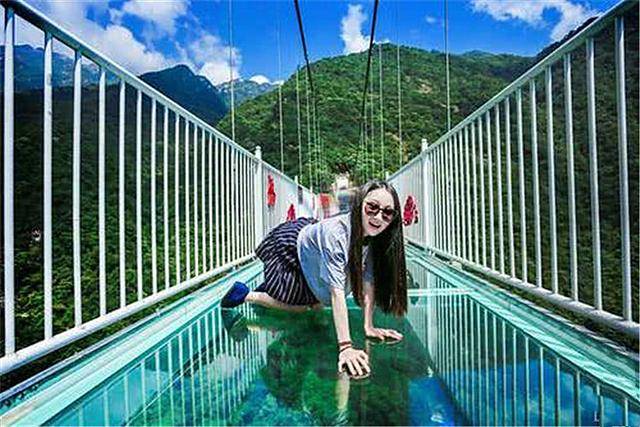 原创女生去走玻璃桥为何会不建议穿裙子站在桥下才明白为了你好