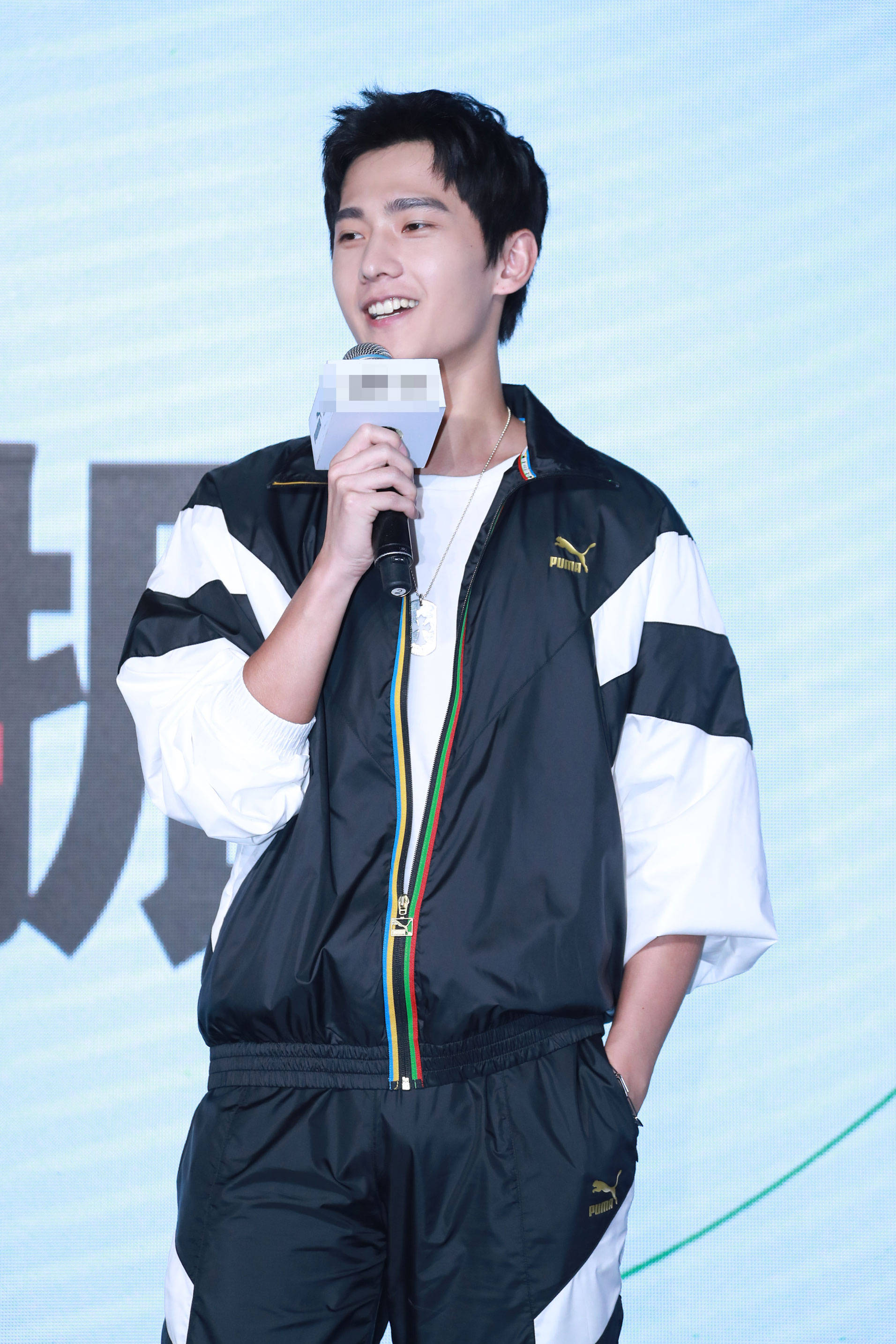 杨洋运动装亮相青春飞扬 笑称录《哥哥》像参加夏令营