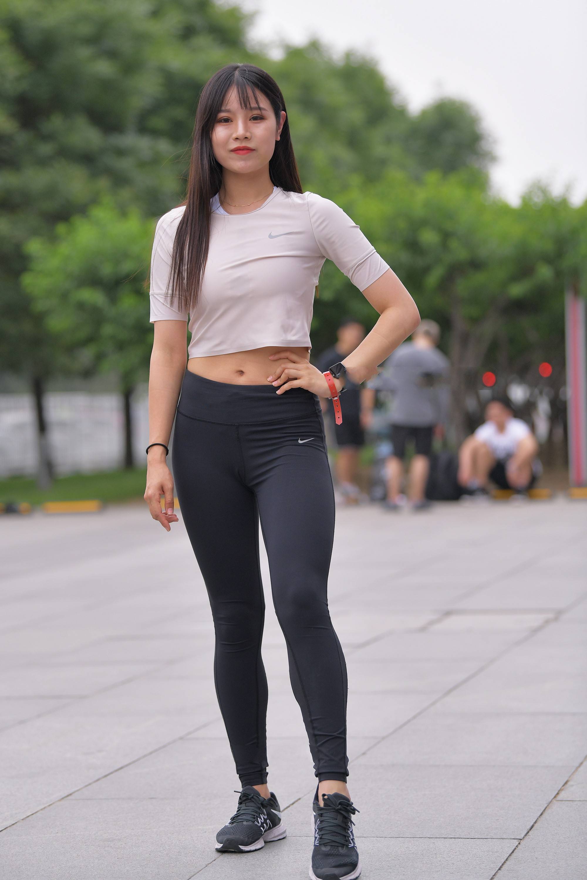 原创白色短t搭配黑色健美裤青春时尚尽显阳光女孩气质