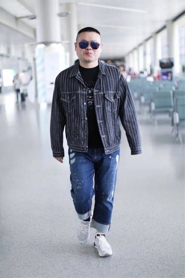 岳云鹏私服穿搭有品位休闲夹克搭黑墨镜与身旁老婆对比明显